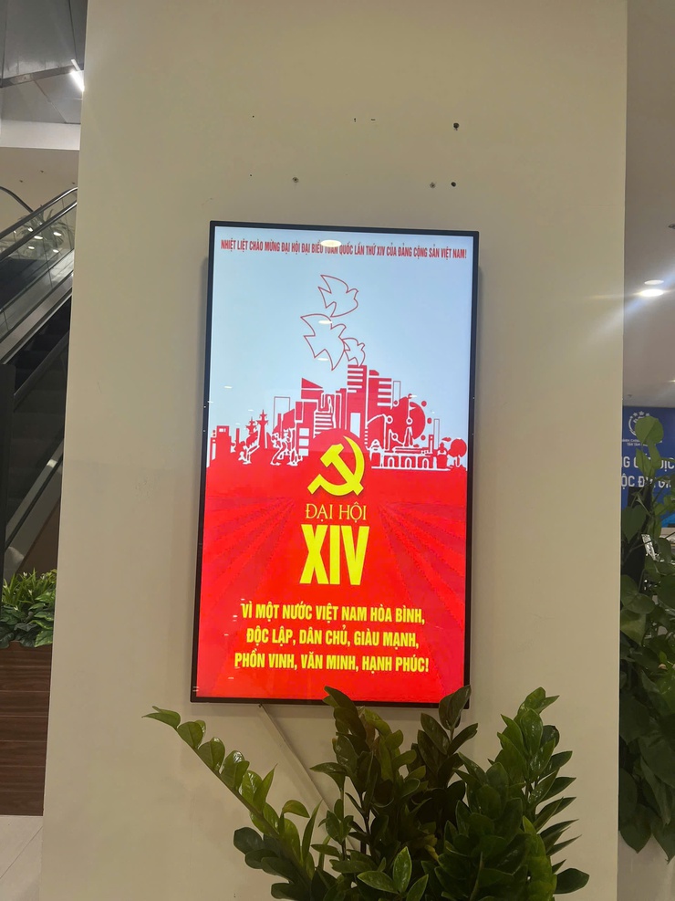 Trung tâm Phục vụ hành chính công thành phố Hà Nội rực rỡ cờ hoa hưởng ứng Chào mừng Đại Hội Đại biểu toàn quốc lần thứ XIV của Đảng cộng sản Việt Nam- Ảnh 1.