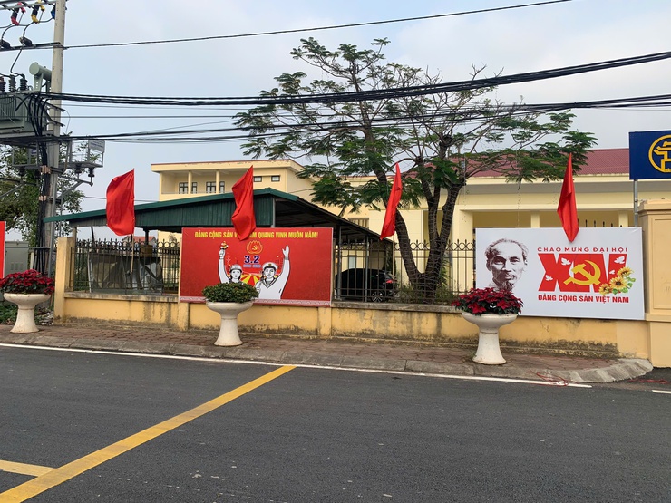 Trung tâm Phục vụ hành chính công thành phố Hà Nội rực rỡ cờ hoa hưởng ứng Chào mừng Đại Hội Đại biểu toàn quốc lần thứ XIV của Đảng cộng sản Việt Nam- Ảnh 2.