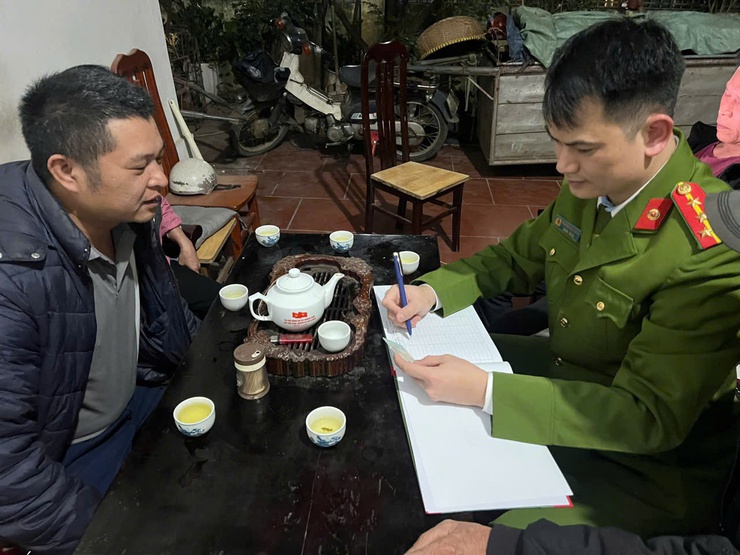 Công an xã Liên Minh siết chặt quản lý cư trú của người nước ngoài- Ảnh 1.
