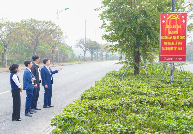 AGRIBANK QUỐC OAI TRAO TẶNG 85 BIỂN TUYÊN TRUYỀN CỔ ĐỘNG TRỰC QUAN- Ảnh 1.