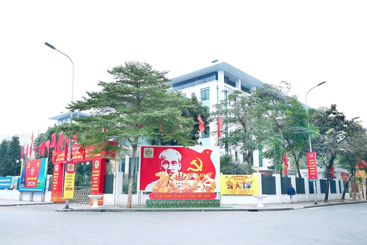 Không khí rực rỡ cờ hoa trên địa bàn Phường Ô Chợ Dừa chào mừng Đại hội đại biểu toàn quốc lần thứ XIV của Đảng - Ảnh 1.