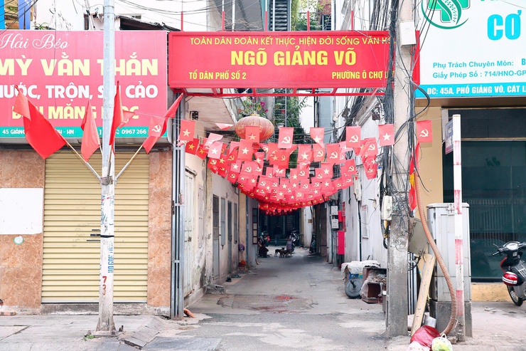 Không khí rực rỡ cờ hoa trên địa bàn Phường Ô Chợ Dừa chào mừng Đại hội đại biểu toàn quốc lần thứ XIV của Đảng - Ảnh 18.