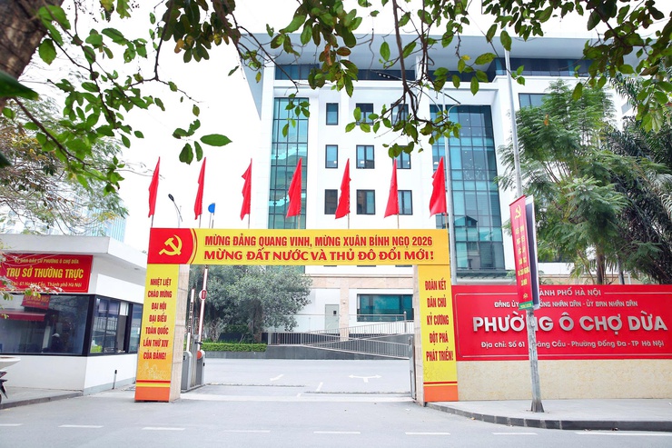 Không khí rực rỡ cờ hoa trên địa bàn Phường Ô Chợ Dừa chào mừng Đại hội đại biểu toàn quốc lần thứ XIV của Đảng - Ảnh 2.