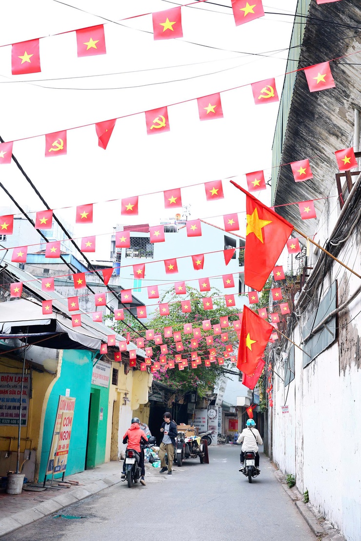 Không khí rực rỡ cờ hoa trên địa bàn Phường Ô Chợ Dừa chào mừng Đại hội đại biểu toàn quốc lần thứ XIV của Đảng - Ảnh 28.