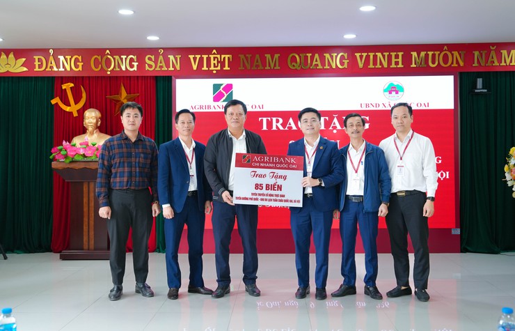 AGRIBANK QUỐC OAI TRAO TẶNG 85 BIỂN TUYÊN TRUYỀN CỔ ĐỘNG TRỰC QUAN- Ảnh 4.