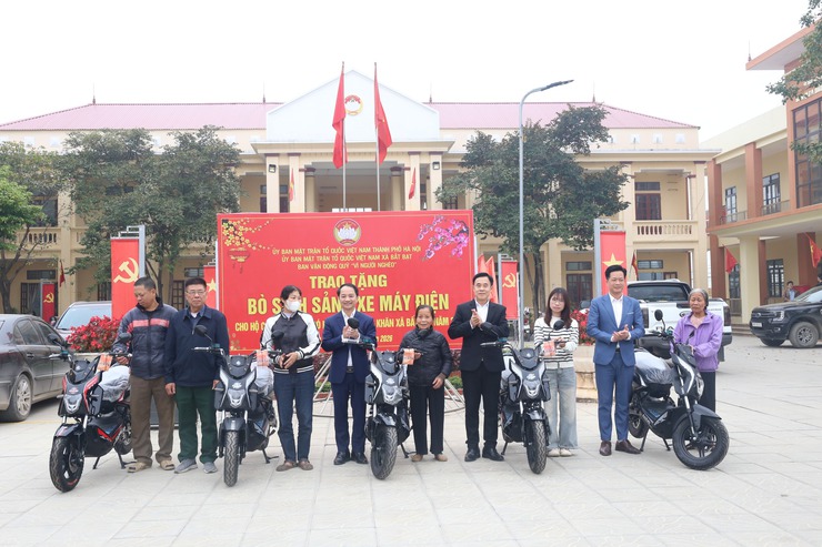 Xã Bất Bạt: trao xe máy điện và tặng bò sinh sản hỗ trợ hộ cận nghèo, hộ có khó khăn- Ảnh 1.