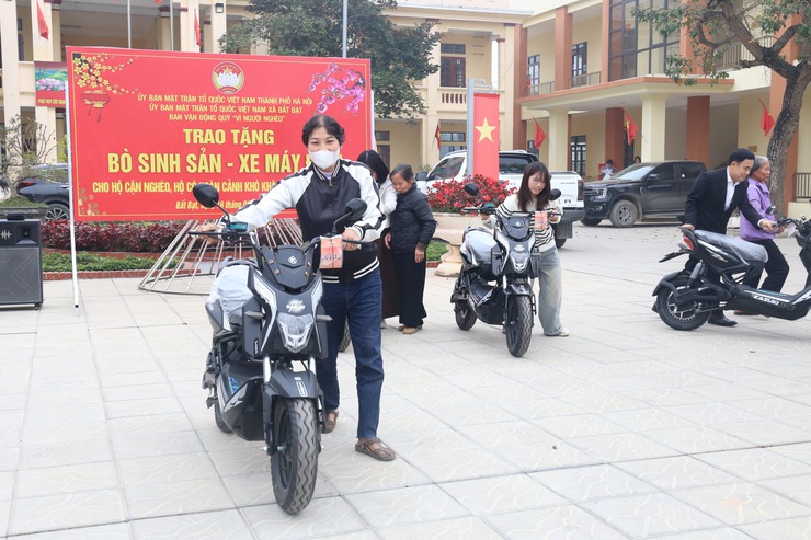 Xã Bất Bạt: trao xe máy điện và tặng bò sinh sản hỗ trợ hộ cận nghèo, hộ có khó khăn- Ảnh 4.