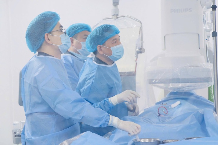 Can thiệp bít thông liên nhĩ qua da thành công cho bệnh nhân người Campuchia- Ảnh 1.