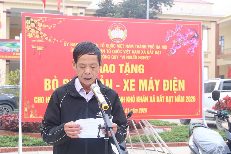 Xã Bất Bạt: trao xe máy điện và tặng bò sinh sản hỗ trợ hộ cận nghèo, hộ có khó khăn- Ảnh 5.