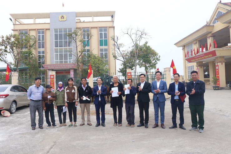 Xã Bất Bạt: trao xe máy điện và tặng bò sinh sản hỗ trợ hộ cận nghèo, hộ có khó khăn- Ảnh 2.