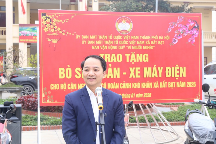 Xã Bất Bạt: trao xe máy điện và tặng bò sinh sản hỗ trợ hộ cận nghèo, hộ có khó khăn- Ảnh 3.