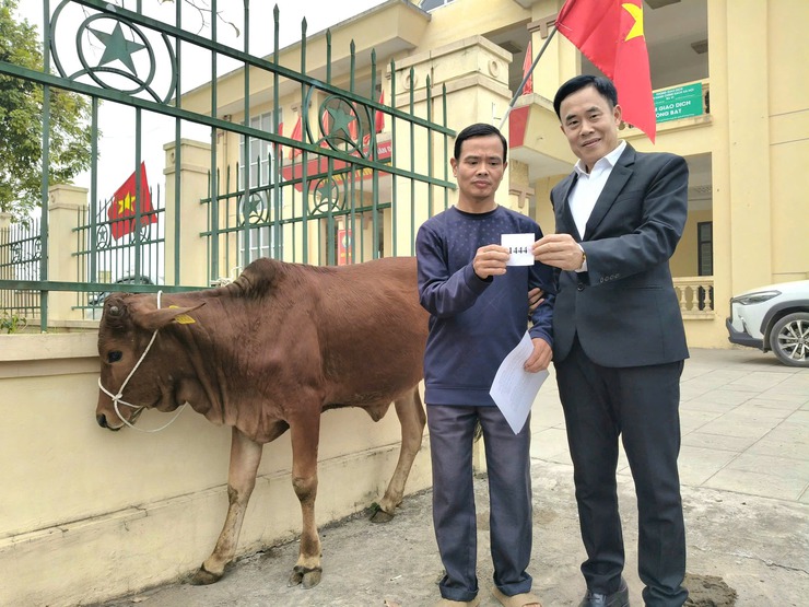 Xã Bất Bạt: trao xe máy điện và tặng bò sinh sản hỗ trợ hộ cận nghèo, hộ có khó khăn- Ảnh 6.