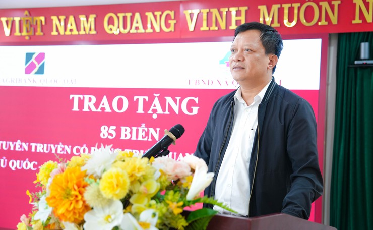 AGRIBANK QUỐC OAI TRAO TẶNG 85 BIỂN TUYÊN TRUYỀN CỔ ĐỘNG TRỰC QUAN- Ảnh 5.