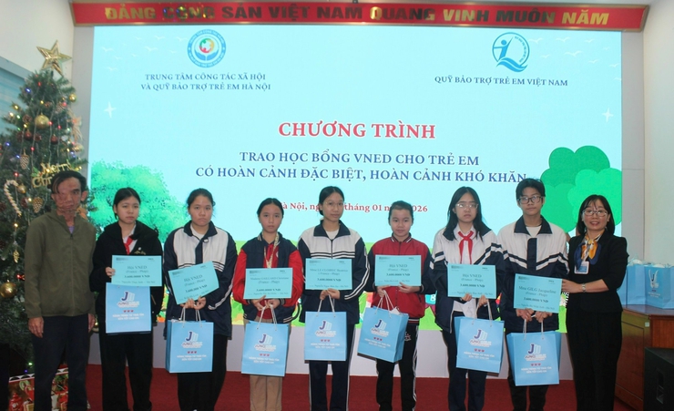 Trao học bổng của Hội VNED cho trẻ em có hoàn cảnh đặc biệt, hoàn cảnh khó khăn- Ảnh 1.