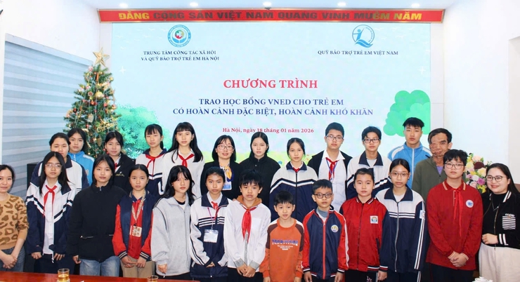 Trao học bổng của Hội VNED cho trẻ em có hoàn cảnh đặc biệt, hoàn cảnh khó khăn- Ảnh 2.