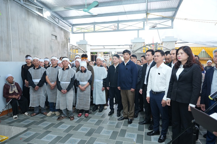 Các đồng chí lãnh đạo xã Phù Đổng viếng Lễ tang Mẹ Việt Nam Anh hùng Dương Thị Giót- Ảnh 1.