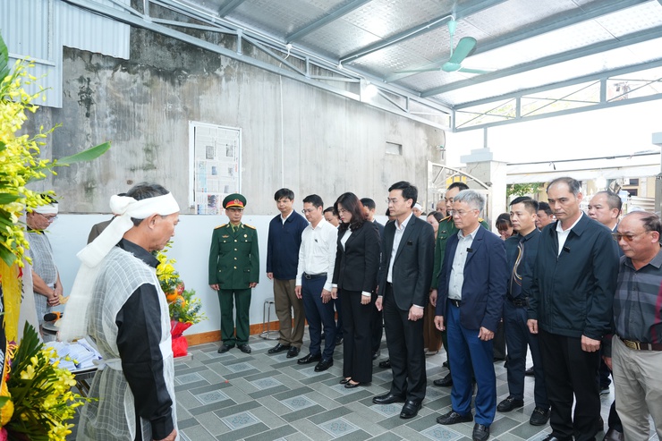 Các đồng chí lãnh đạo xã Phù Đổng viếng Lễ tang Mẹ Việt Nam Anh hùng Dương Thị Giót- Ảnh 4.