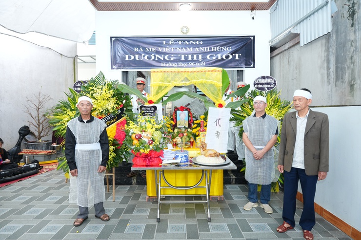 Các đồng chí lãnh đạo xã Phù Đổng viếng Lễ tang Mẹ Việt Nam Anh hùng Dương Thị Giót- Ảnh 2.