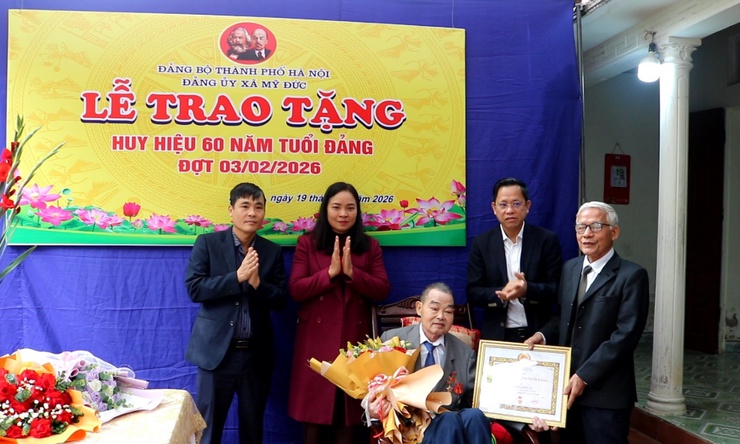 Mỹ Đức: Trao tặng và truy tặng Huy hiệu Đảng đợt 03/02 tại gia đình các đảng viên lão thành cách mạng - Ảnh 2.