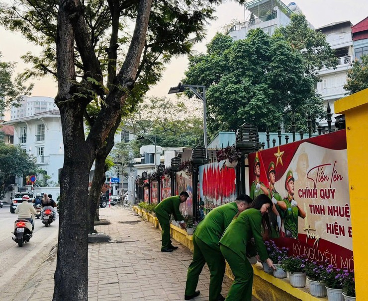 Phường Yên Hoà đẩy mạnh thông tin tuyên truyền trực quan, chỉnh trang đô thị chào mừng Đại hội XIV của Đảng- Ảnh 8.