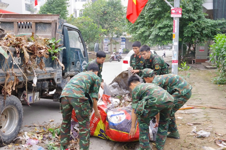 TỔ DÂN PHỐ 17, PHƯỜNG YÊN NGHĨA RA QUÂN HƯỞNG ỨNG PHONG TRÀO “SÁNG – XANH – SẠCH – ĐẸP”, THIẾT THỰC CHÀO MỪNG ĐẠI HỘI ĐẢNG TOÀN QUỐC LẦN THỨ XIV- Ảnh 2.