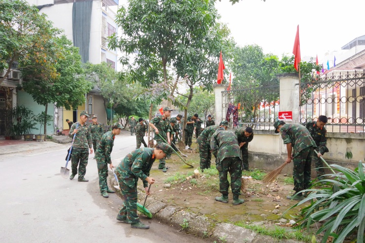 TỔ DÂN PHỐ 17, PHƯỜNG YÊN NGHĨA RA QUÂN HƯỞNG ỨNG PHONG TRÀO “SÁNG – XANH – SẠCH – ĐẸP”, THIẾT THỰC CHÀO MỪNG ĐẠI HỘI ĐẢNG TOÀN QUỐC LẦN THỨ XIV- Ảnh 1.