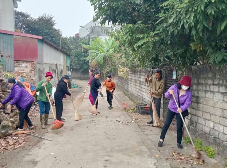 Nhân dân phường Tùng Thiện đồng loạt ra quân tổng vệ sinh môi trường- Ảnh 1.