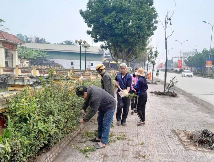 Nhân dân phường Tùng Thiện đồng loạt ra quân tổng vệ sinh môi trường- Ảnh 2.