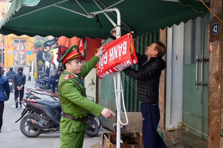 Phường Hồng Hà ra quân xóa bỏ chợ tạm, chợ cóc, lập lại trật tự đô thị- Ảnh 1.