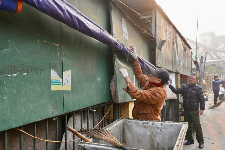 Phường Hồng Hà ra quân xóa bỏ chợ tạm, chợ cóc, lập lại trật tự đô thị- Ảnh 5.