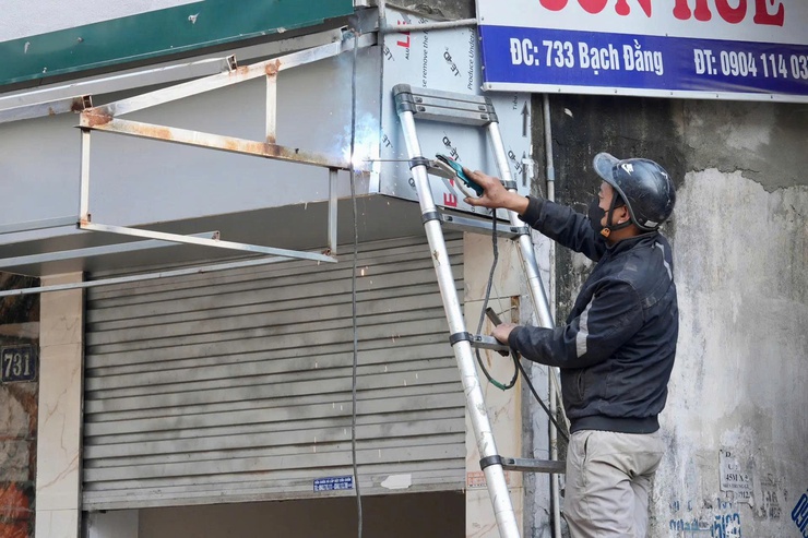 Phường Hồng Hà ra quân xóa bỏ chợ tạm, chợ cóc, lập lại trật tự đô thị- Ảnh 2.