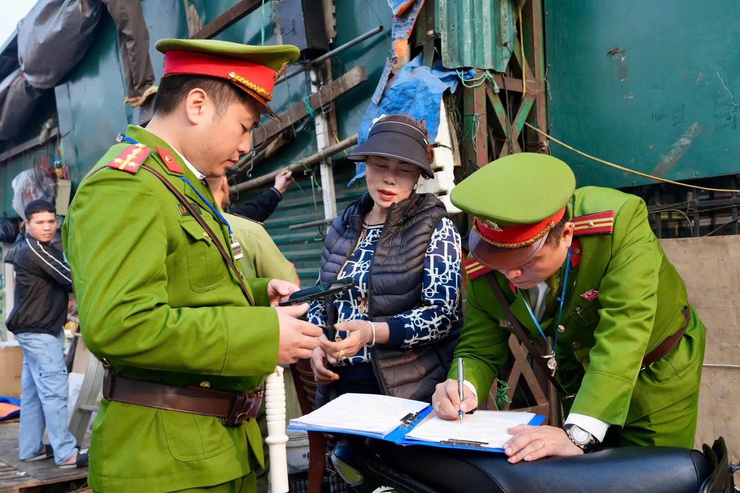 Phường Hồng Hà ra quân xóa bỏ chợ tạm, chợ cóc, lập lại trật tự đô thị- Ảnh 3.