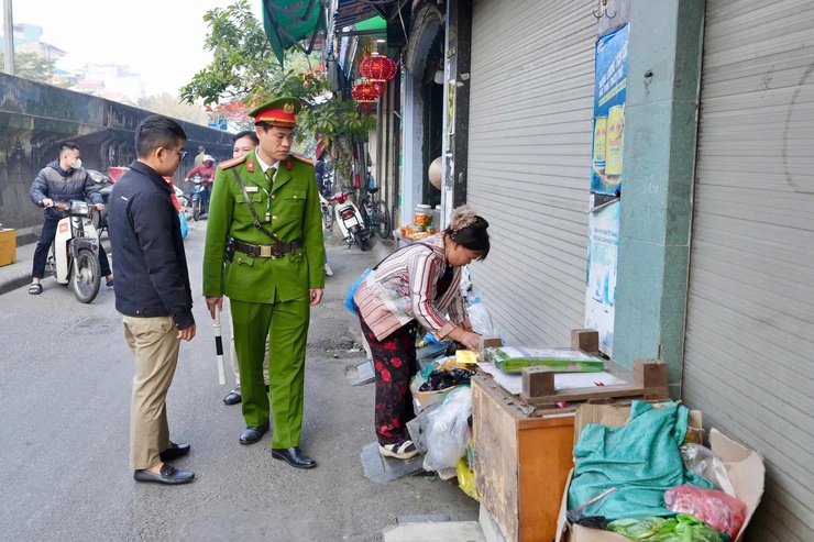 Phường Hồng Hà ra quân xóa bỏ chợ tạm, chợ cóc, lập lại trật tự đô thị- Ảnh 4.
