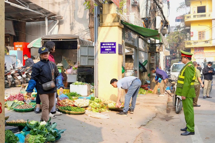 Phường Hồng Hà ra quân xóa bỏ chợ tạm, chợ cóc, lập lại trật tự đô thị- Ảnh 6.