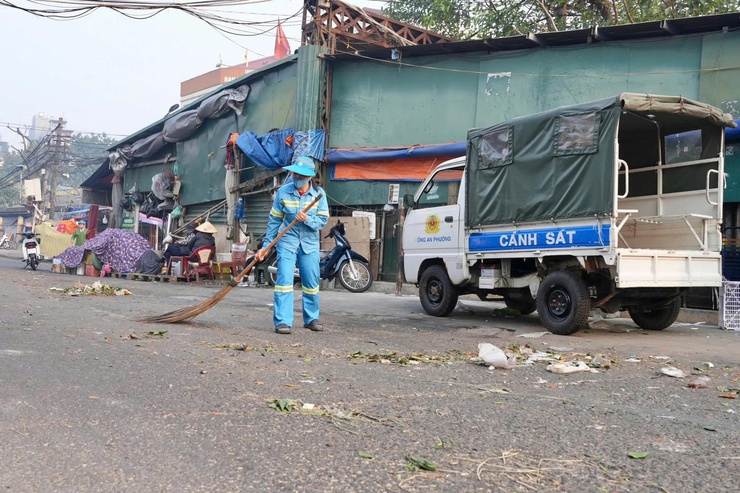 Phường Hồng Hà ra quân xóa bỏ chợ tạm, chợ cóc, lập lại trật tự đô thị- Ảnh 7.