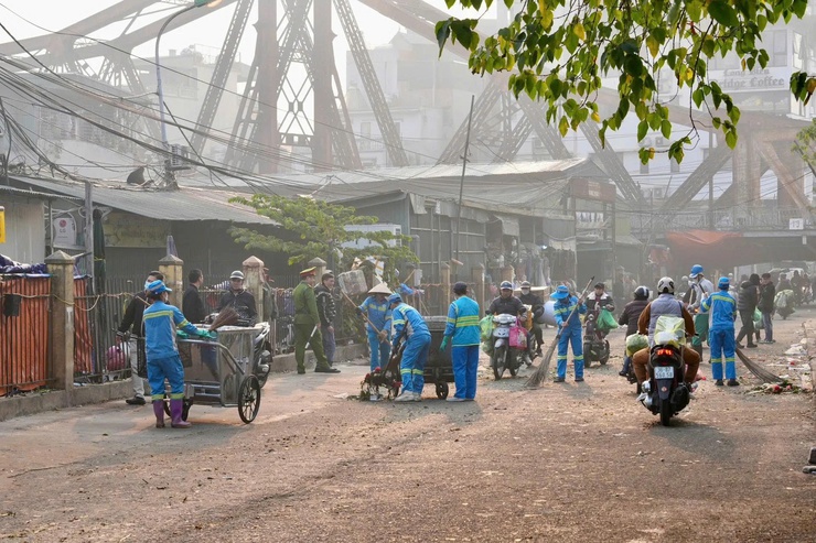 Phường Hồng Hà ra quân xóa bỏ chợ tạm, chợ cóc, lập lại trật tự đô thị- Ảnh 8.
