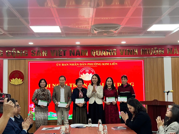 PHƯỜNG KIM LIÊN TỔ CHỨC HỘI NGHỊ TRIỂN KHAI TÍN DỤNG CHÍNH SÁCH NĂM 2026 VÀ TRAO THƯỞNG CÁC TẬP THỂ, CÁ NHÂN TIÊU BIỂU NĂM 2025- Ảnh 4.