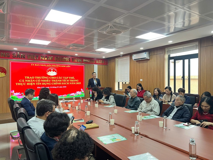 PHƯỜNG KIM LIÊN TỔ CHỨC HỘI NGHỊ TRIỂN KHAI TÍN DỤNG CHÍNH SÁCH NĂM 2026 VÀ TRAO THƯỞNG CÁC TẬP THỂ, CÁ NHÂN TIÊU BIỂU NĂM 2025- Ảnh 2.