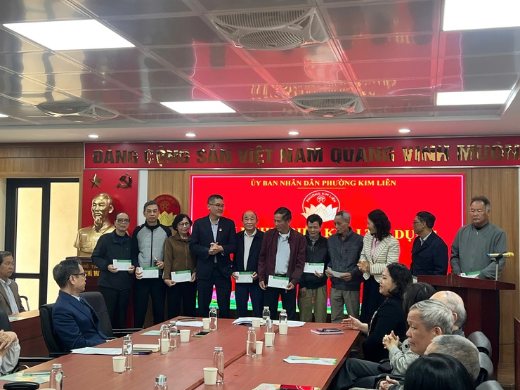 PHƯỜNG KIM LIÊN TỔ CHỨC HỘI NGHỊ TRIỂN KHAI TÍN DỤNG CHÍNH SÁCH NĂM 2026 VÀ TRAO THƯỞNG CÁC TẬP THỂ, CÁ NHÂN TIÊU BIỂU NĂM 2025- Ảnh 3.