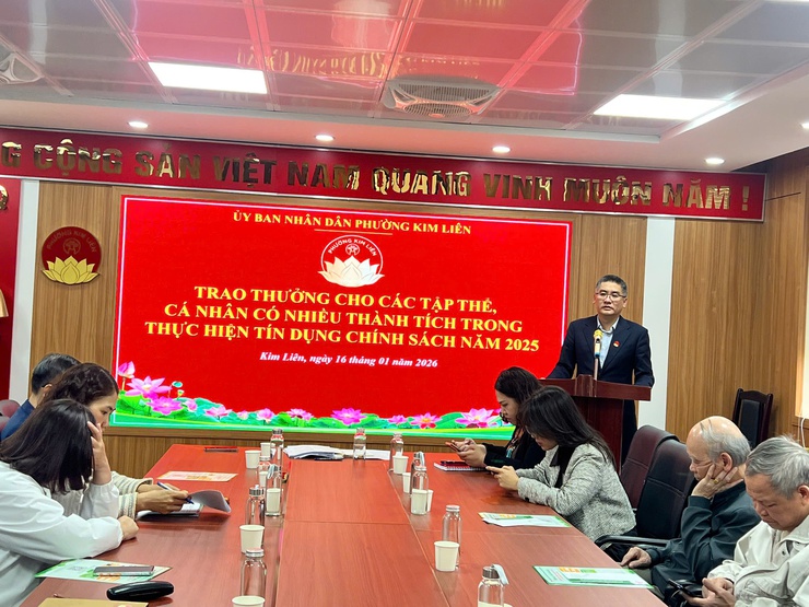 PHƯỜNG KIM LIÊN TỔ CHỨC HỘI NGHỊ TRIỂN KHAI TÍN DỤNG CHÍNH SÁCH NĂM 2026 VÀ TRAO THƯỞNG CÁC TẬP THỂ, CÁ NHÂN TIÊU BIỂU NĂM 2025- Ảnh 1.