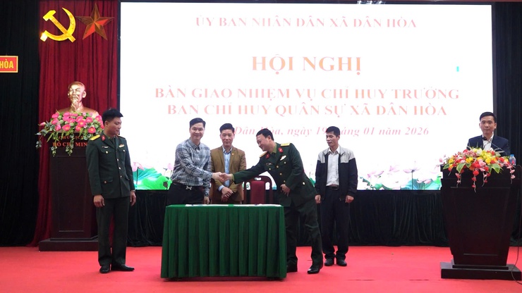 HỘI NGHỊ BÀN GIAO NHIỆM VỤ CHỈ HUY TRƯỞNG BAN CHỈ HUY QUÂN SỰ XÃ DÂN HÒA- Ảnh 10.