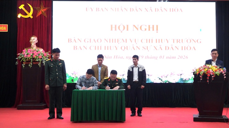 HỘI NGHỊ BÀN GIAO NHIỆM VỤ CHỈ HUY TRƯỞNG BAN CHỈ HUY QUÂN SỰ XÃ DÂN HÒA- Ảnh 9.