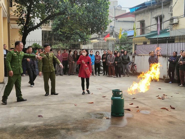 Thôn 4 Vĩnh Quỳnh phối hợp Công an xã tuyên truyền kỹ năng PCCC và CNCH- Ảnh 6.