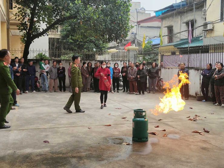 Thôn 4 Vĩnh Quỳnh phối hợp Công an xã tuyên truyền kỹ năng PCCC và CNCH- Ảnh 4.