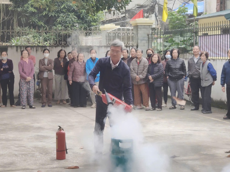 Thôn 4 Vĩnh Quỳnh phối hợp Công an xã tuyên truyền kỹ năng PCCC và CNCH- Ảnh 5.