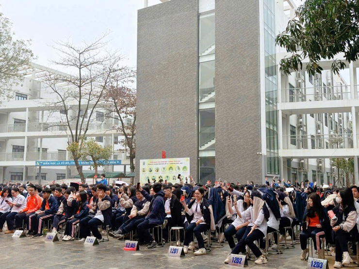 Đoàn TNCS Hồ Chí Minh phường Phú Thượng trang trọng tổ chức Lễ chào cờ chào mừng Đại hội Đại biểu toàn quốc lần thứ XIV của Đảng- Ảnh 4.