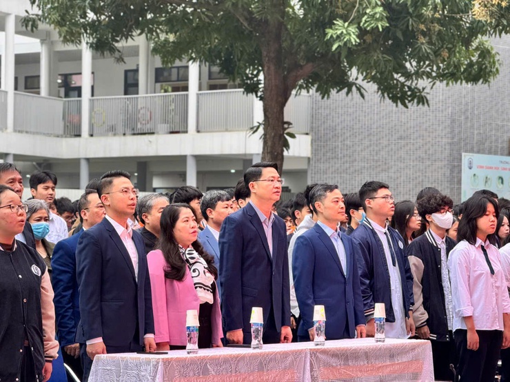 Đoàn TNCS Hồ Chí Minh phường Phú Thượng trang trọng tổ chức Lễ chào cờ chào mừng Đại hội Đại biểu toàn quốc lần thứ XIV của Đảng- Ảnh 1.