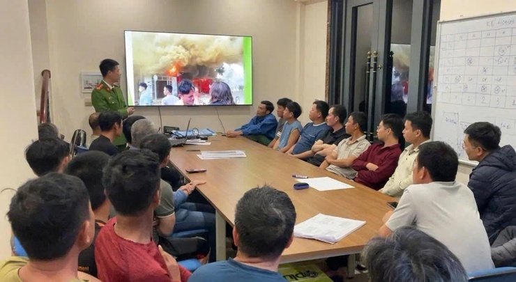 Công nhân, kỹ sư xây cầu Trần Hưng Đạo được tập huấn PCCC- Ảnh 2.