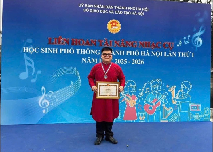 CHÚC MỪNG EM NGUYỄN DANH KHOA - HỌC SINH TRƯỜNG THPT SÓC SƠN ĐẠT HUY CHƯƠNG ĐỒNG LIÊN HOAN TÀI NĂNG NHẠC CỤ HỌC SINH THÀNH PHỐ HÀ NỘI LẦN THỨ I, NĂM HỌC 2025-2026- Ảnh 1.