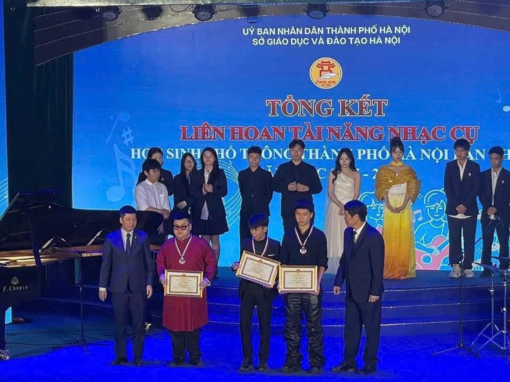 CHÚC MỪNG EM NGUYỄN DANH KHOA - HỌC SINH TRƯỜNG THPT SÓC SƠN ĐẠT HUY CHƯƠNG ĐỒNG LIÊN HOAN TÀI NĂNG NHẠC CỤ HỌC SINH THÀNH PHỐ HÀ NỘI LẦN THỨ I, NĂM HỌC 2025-2026- Ảnh 2.